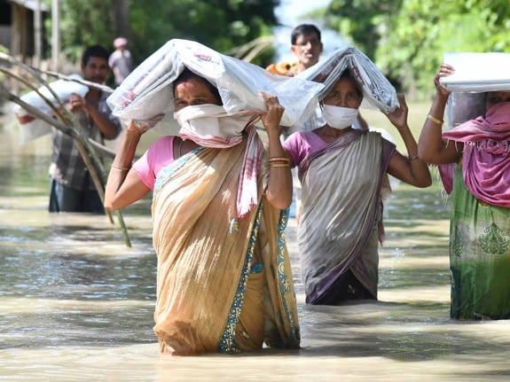 Kvinnor i översvämning i Indien.