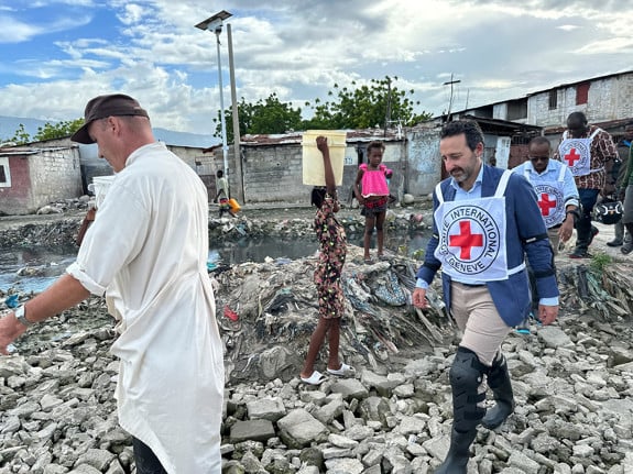 Nödhjälp i Haiti av Röda Korset