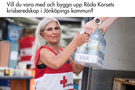 En kvinna som hjälper till att lasta vattenflaskor.