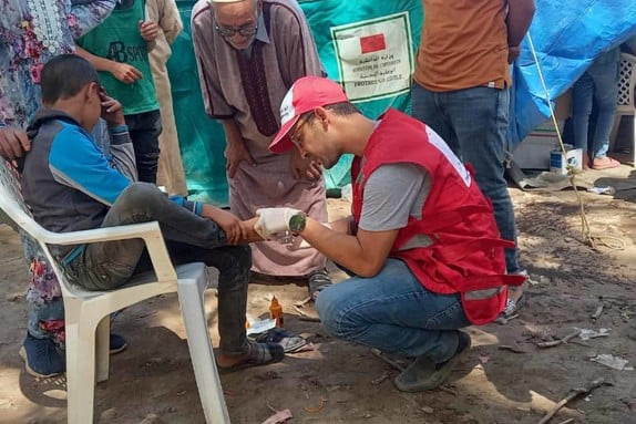 Pojkes fot behandlas av volontär i Marocko