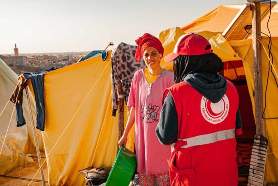 Nezha pratar med volontär i Marocko