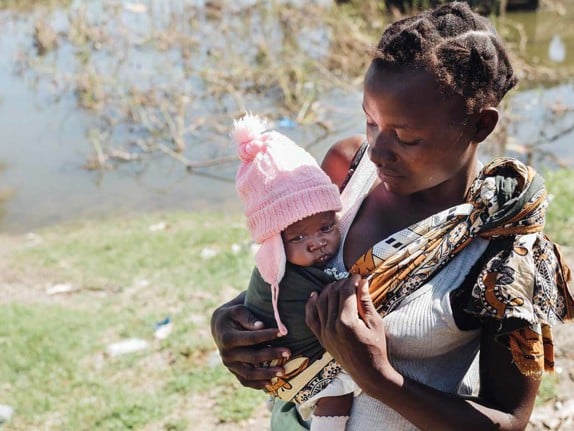 Mamma med barn i Mozambique