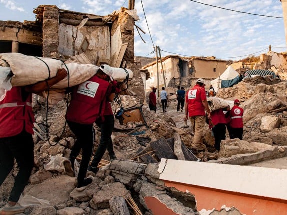 Hjälparbetare vid jordbävning i Marocko