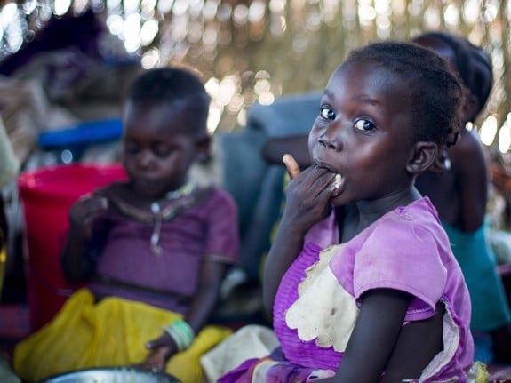 En familj i Sydsudan äter mat