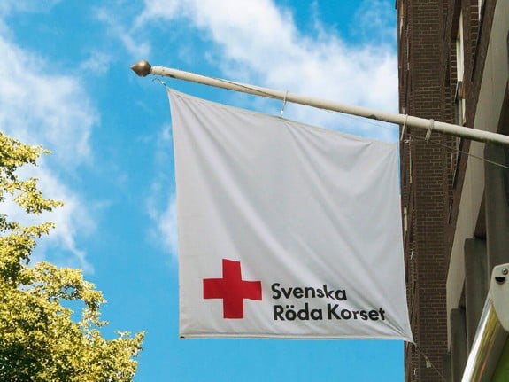 En rödakors-flagga Båstad kommun