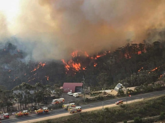 Brinnande och ödelagt Australiensiskt landskap.